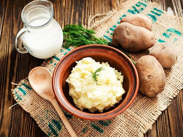 Mặt nạ khoai tây và sữa tươi giúp làm mờ nám nhanh