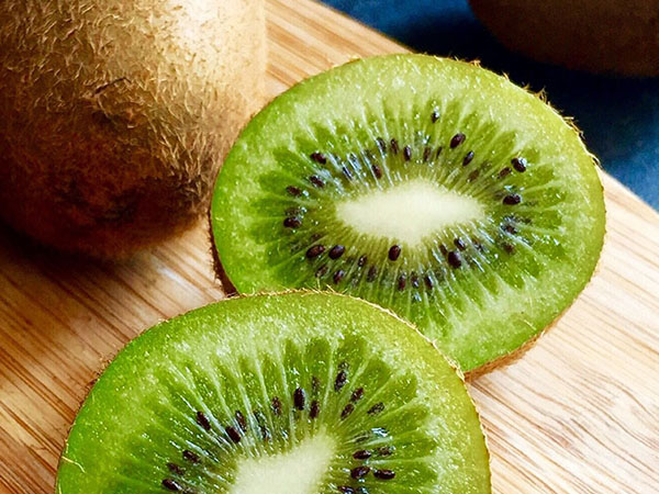 Trái kiwi giàu vitamin C giúp làm sáng da