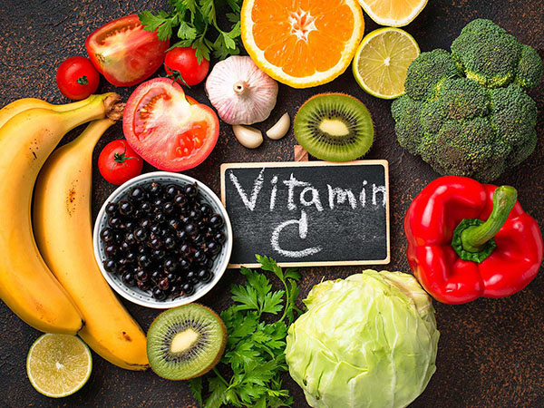 Vitamin C hay gặp trong các loại rau và quả mọng