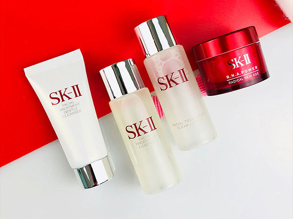 Bộ mỹ phẩm SK-II mini bao gồm 4 món: sữa rửa mặt, toner, nước thần và kem dưỡng