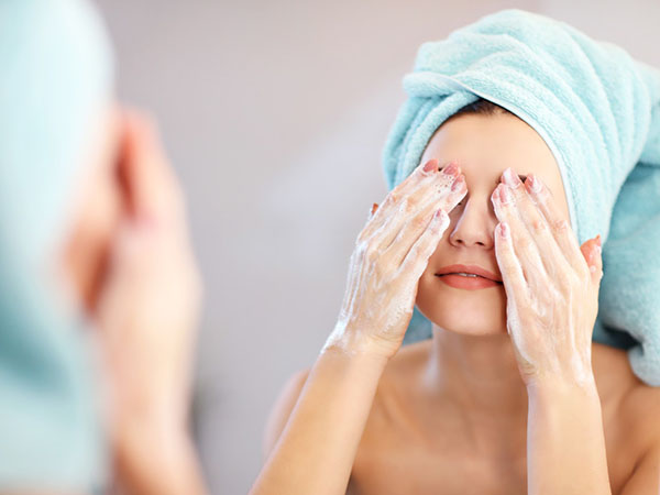 Rửa mặt bằng nước nóng khiến da bạn trở nên khô hơn
