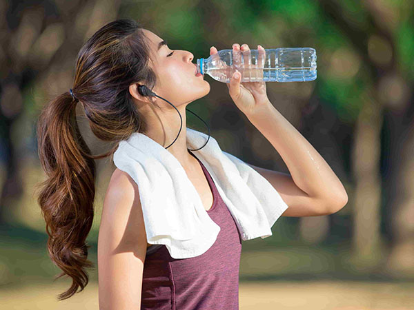 Uống đủ nước giúp da bạn căng đầy sức sống