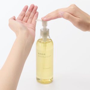 Dầu tẩy tramg Muji nhẹ dịu với thành phần dầu oliu