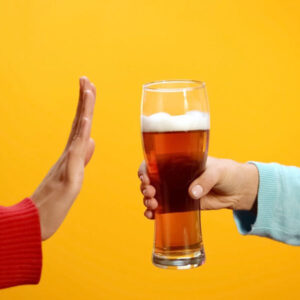 Nên kiêng bia rượu để bảo vệ thận và gan khi dùng viên uống