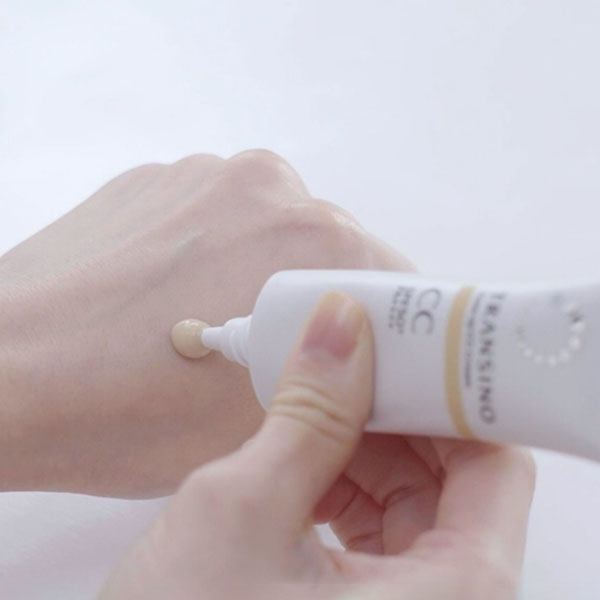Transino Whitening CC Cream nổi bật với thành phần dưỡng trắng, làm đều màu và bảo vệ da