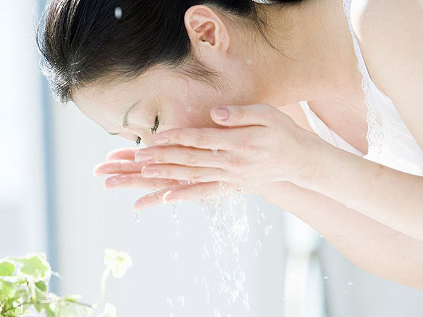 Rửa mặt bằng nước vo gạo là phương pháp làm đẹp quen thuộc của phụ nữ Nhật