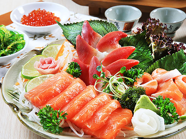 Những thực phẩm như cá hồi cung cấp nhiều omega-3 tốt cho xương khớp