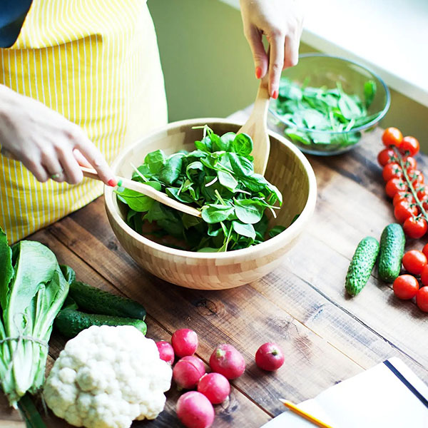Khi điều trị trĩ nên kết hợp với chế độ ăn uống điều độ, nhiều rau xanh