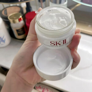 Chất kem dưỡng SK-II đậm đặc giúp bổ sung độ ẩm cho da và nâng tone da