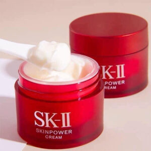 Với chất kem ẩm mịn, kem dưỡng  SK-II Skinpower thấm nhanh và dễ dàng phát huy khả năng trẻ hóa da