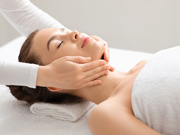 Massage da mặt mỗi ngày giúp da mặt căng bóng và mờ nếp nhăn rãnh cười