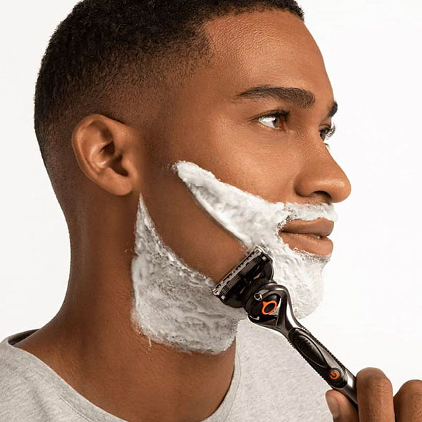Giúp các anh dọn dẹp râu ở dưới cằm và quanh mép