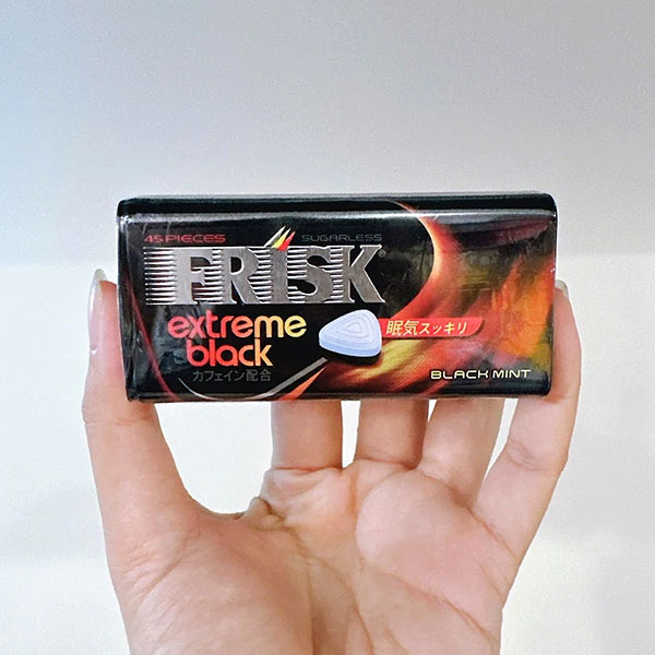 Hộp Frisk Extreme 45 viên tạo sự kích thích bạc hà mạnh nhất mang đến cho bạn hơi thở thơm mát