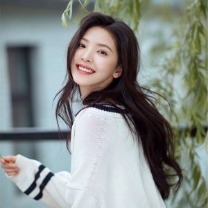 Với hoạt chất Biotin hỗ trợ tóc mọc dày và đen bóng