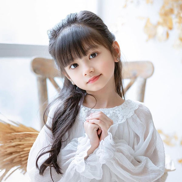 Nước nhỏ mắt Taisho giúp giảm tác hại từ ánh sáng xanh của điện thoại, tivi, giữ đôi mắt bé sáng đẹp