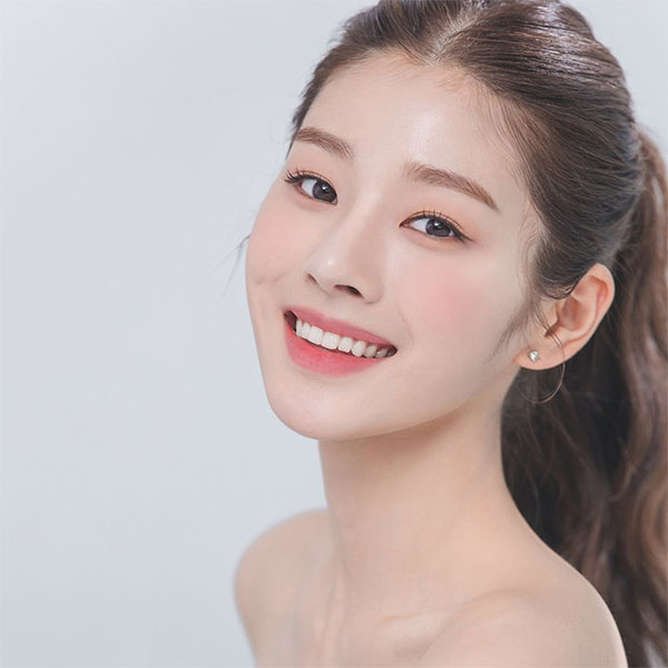 Dùng nước hoa hồng đều đặn mỗi ngày mang đến cho bạn làn da mềm mại, mịn màng và bóng mướt